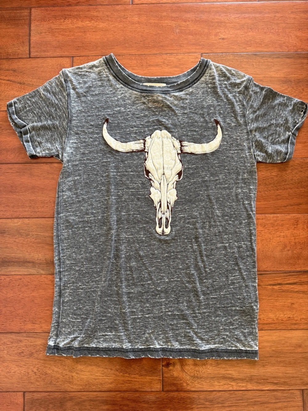 NWOT Refined Canvas Vintage-Inspired Gray Tee with Bull Skull Graphic Medium
